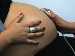 A lo largo del embarazo la mujer debe tener control de presión arterial y glucosa. AFP / ARCHIVO