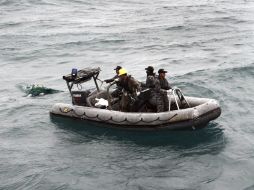 Imagen de los trabajos de recuperación de las víctimas del avión de AirAsia siniestrado en el mar de Java. EFE / Armada Indonesia