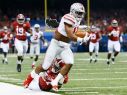 Ezekiel Elliott, de Ohio State, esquiva la defensa de Alabama durante el juego celebrado en Nueva Orleans. AFP / K. Cox