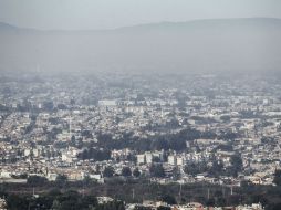 La pirotecnia y las fogatas que se utilizaron para festejar la llegada de 2015 impulsaron los niveles de contaminación en la ciudad. EL INFORMADOR / F. Atilano