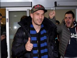 El alemán en su llegada a Milán, portando una bufanda con los colores del Inter fue recibido por seguidores del club italiano. TWITTER / @Inter