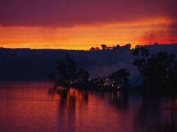 Las grandes y espesas nubes de humo que cubren la atmósfera dificultan el trabajo de los bomberos. AFP / B. Edwards