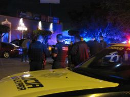 Los peritos encuentran regados alrededor de los cadáveres cerca de 12 casquillos calibre 9 milímetros. EL INFORMADOR /