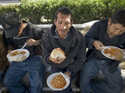 Las personas alojadas recibieron cena, una bebida caliente y un espacio resguardado del clima extercior con colchonetas y cobijas. EFE / ARCHIVO