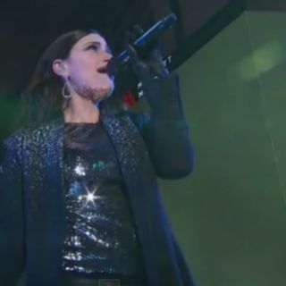 Critican a Idina Menzel por interpretación de 'Let it go' en NY
