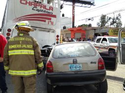 El incidente ocurrió el mediodía de este viernes entre un Chevy arena modelo 2002 y un camión Mercedes Benz 2003. EL INFORMADOR /