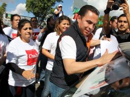 Rizo es acompañado por decenas de simpatizantes del PRI en su pega de calcomanías. ESPECIAL / Chava Rizo