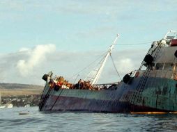 El buque de 52 mil toneladas quedó escorado tras intentar evitar un banco de arena. NTX / ARCHIVO