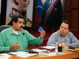 Nicolás Maduro hace el anuncio luego de concluir una reunión con ministros, gobernadores y alcaldes oficialistas. EFE / Prensa de Miraflores
