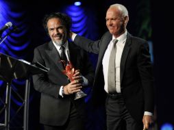 Alejandro González Iñárritu posa con Michael Keaton, protagonista de su cinta 'Birdman'. AP / C. Pizzello