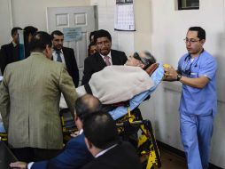 El general llega al tribunal en una camilla luego de que rechazaran una excusa médica. EFE / E. Biba