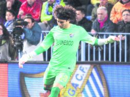 A MEDIAS. El cancerbero continúa sin ver acción en la Liga con el Málaga. MEXSPORT /