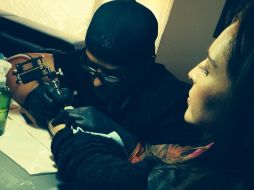 Irán se tatuó la muñeca y el tobillo, mientras que José Ron hizo lo mismo en su extremidad inferior. INSTAGRAM / @joseron3