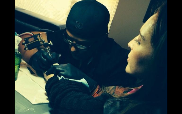Irán se tatuó la muñeca y el tobillo, mientras que José Ron hizo lo mismo en su extremidad inferior. INSTAGRAM / @joseron3