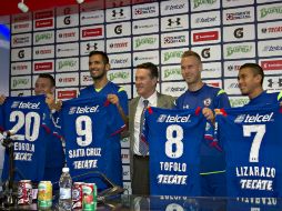Los jugadores reciben las camisetas con el número que portarán durante la competencia. MEXSPORT / J. Ramírez