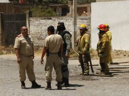 Protección Civil del Estado acudió al lugar para realizar las labores de limpieza del combustible. EL INFORMADOR / ARCHIVO