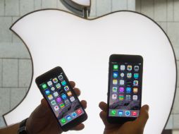 Tras el 'bendgate' la marca aprovecha esto y señala que los aparatos rígidos corren más riesgo. AP / ARCHIVO