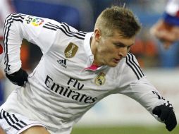 Toni Kroos es acompañado en la media cancha por Di María y Robben. EFE / A. Martín