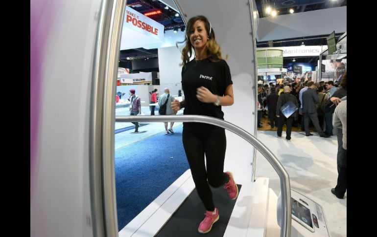 La modelo Nikki Obra, corre en caminadora mientras lleva auriculares inalámbricos que reducen el ruido y miden la frecuencia cardíaca. AFP / E. Miller