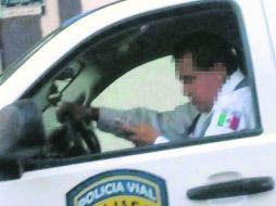 Justo cuando la Semov aplica con más severidad el reglamento de tránsito, este agente vial fue sorprendido usando su celular. ESPECIAL /