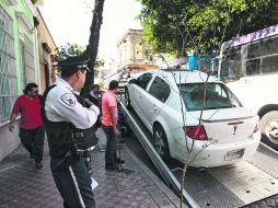 Centro tapatío. Una grúa remolca uno de los vehículos estacionados en zona prohibida, como parte del operativo 'barredora'. EL INFORMADOR / F. Atilano