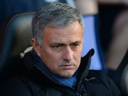 El técnico del Chelsea, José Mourinho (centro), está suspendido tras sus últimas críticas realizadas a los árbitros en Inglaterra. AFP /  G. Kirk