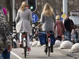 La bicicleta eléctrica se ha convertido en la favorita en los mayores de 65 años. EFE / S.Agudo