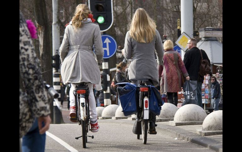 La bicicleta eléctrica se ha convertido en la favorita en los mayores de 65 años. EFE / S.Agudo