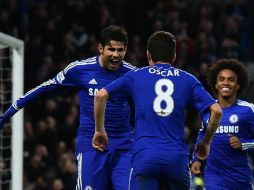 Un tanto de Oscar (c) en la primera mitad y uno más de Costa (i) a los 15 de la reanudación sentencian al Newcastle. AFP / B. Stansall