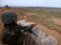Un 'peshmerga' kurdo guarda posición en el frente del distrito de Gwer. AFP / S. Hamed