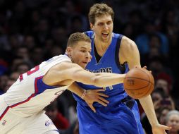 Blake Griffin (Izq) de los Clippers de Los Angeles le quita el esférico al lemán Dirk Nowitzki de los Mavericks de Dallas. AP / A. Gallardo