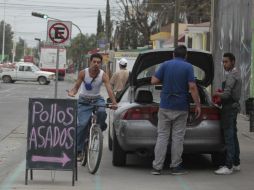 Ciclista rodea un auto que obstruye la ruta de la ciclovía por el Camino Viejo a Tesistán, pese al trazo pintado sobre la banqueta. EL INFORMADOR / F. Atilano