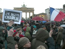 Miles de personas se reúnen junto a la Puerta de Brandeburgo para expresar su solidaridad. AP / M. Schreiber