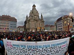 Una pancarta con la leyenda 'Pared de la amistad sin límites' se aprecia en frente de la iglesia Frauenkirche, en Dresde. AFP / A. Burgi