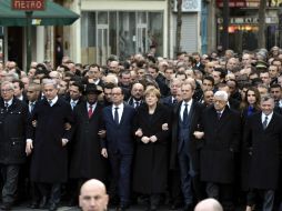 Líderes mundiales marchan junto con el presidente de Francia en París, en una manifestación histórica. AFP / E. Feferberg