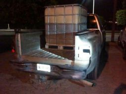 Las autoridades aseguraron tres camionetas de la marca Chevrolet en los que había combustible. TWITTER / @FiscaliaJal