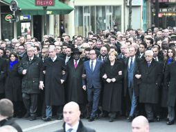 Benjamin Netanyahu  y Mahmud Abbas (último a la derecha) olvidaron sus diferencias y participaron en la manifestación. AFP /