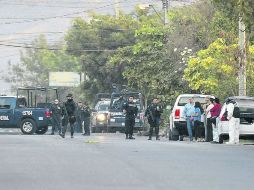 Tensión. Policías federales resguardan el sitio donde ocurrió el tiroteo del 6 de enero que dejó nueve muertos. AFP /