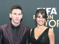 El futbolista argentino Lionel Messi y su novia, Antonella Roccuzzo, asisten a la gala del Balón de Oro de la FIFA 2014, en Zurich. EFE /