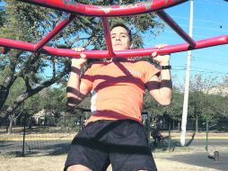 Jonathan Bonilla, de 31 años de edad, hace ejercicio para mantener una buena calidad de vida.  /