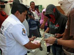 Los maestros también tomaron la oficina de tránsito del estado. SUN / J. Ríos