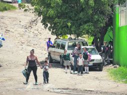 En Jalisco, siete de cada 10 alumnos llegan a la escuela caminando, pero tres mil se trasladan en burro o en lancha.  /