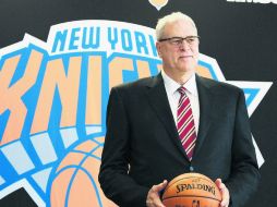 Phil Jackson presidente de operaciones de los Knicks de Nueva York, asumió  la responsabilidad del mal paso del equipo. AFP / ARCHIVO