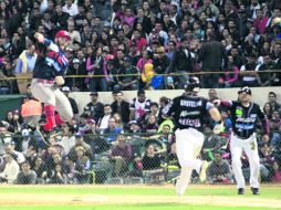 Brinco de felicidad. El juego fue dominado por la potente ofensiva de Mexicali. ESPECIAL  /