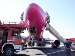La nave fue trasladada a una pista aislada para verificar la alarma. EFE / ARCHIVO