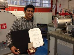 El joven realizó un proyecto de un acelerador de partículas miniatura para llevarlo a su pueblo, San Miguel Totolapan. ESPECIAL / www.fisica.unam.mx