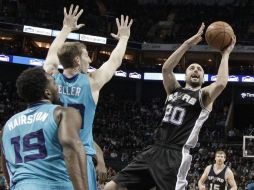 Manu Ginóbili se dispone a lanzar sobre la defensiva de Charlotte. AP / C. Burton
