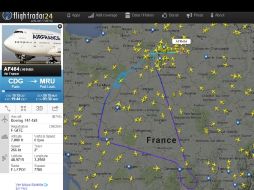 En la imagen se observa la ruta que está siguiendo el avión, marcado con la línea azul. ESPECIAL / FlichtRadar24.com