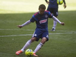 Erick Cubo Torres practica los tiros de penal durante el entrenamiento de Chivas. EL INFORMADOR / J.Mendoza