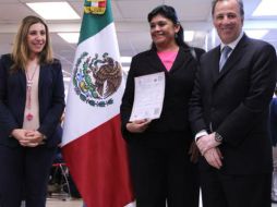 La medida se toma un día después de que los republicanos en la Cámara baja votaron en contra de la política migratoria de Obama. TWITTER / @JoseAMeadeK